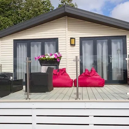 Spacious Homely Lakeside Lodge Close To The Beaches Chichester Exterior photo