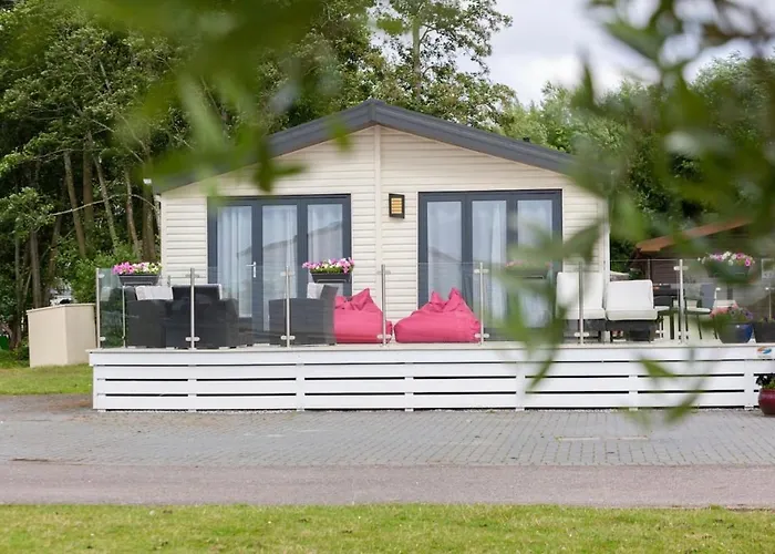 Spacious Homely Lakeside Lodge Close To The Beaches