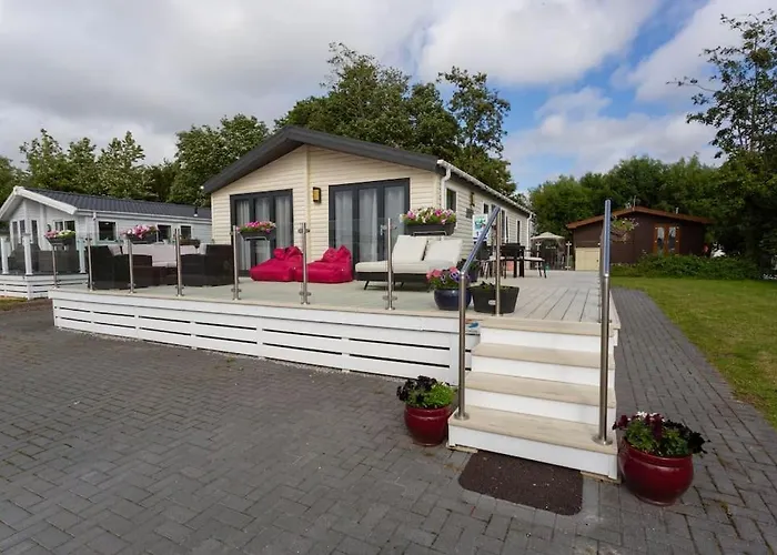 Spacious Homely Lakeside Lodge Close To The Beaches