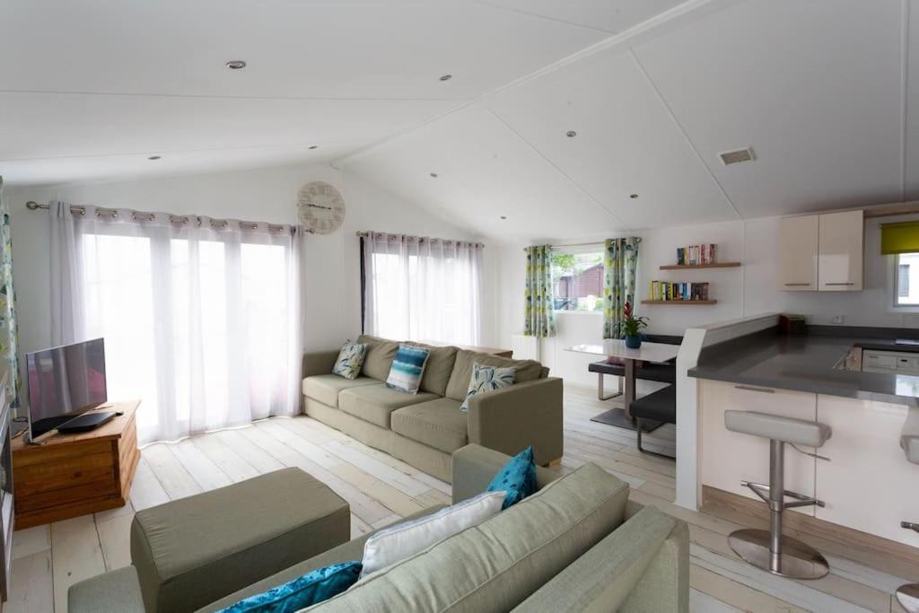 Spacious Homely Lakeside Close To The Beaches *